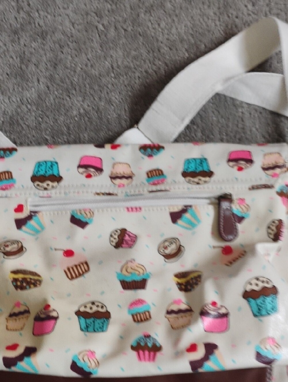 Cupcake Print Crossbody Bag in Cream. LYDC/London brand. Good Condition - Picture 5 of 10